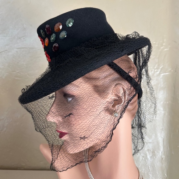 MERRY 1940s' BLACK FELT TILT HAT WITH SEQUIN FLOWER APPLIQUE, JEWELS, FULL VEIL - Picture 4 of 12